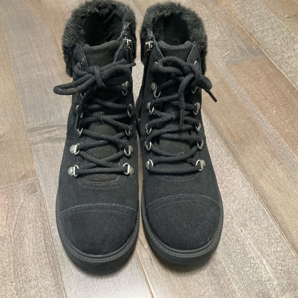 NWOT Black UGG boots size 4 big kids